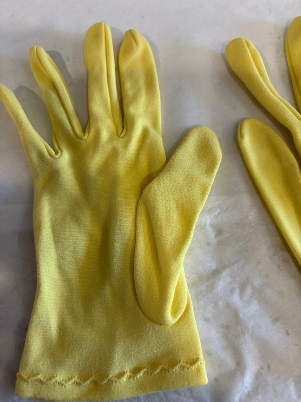 VINTAGE Yellow Women's Dress Gloves - Lightweight Elegant Pair - Picture 2 of 3